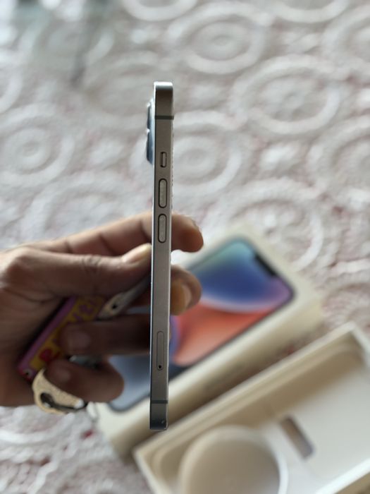 Продавам iphone отлично запазен цвят син състояние на батерията 78%