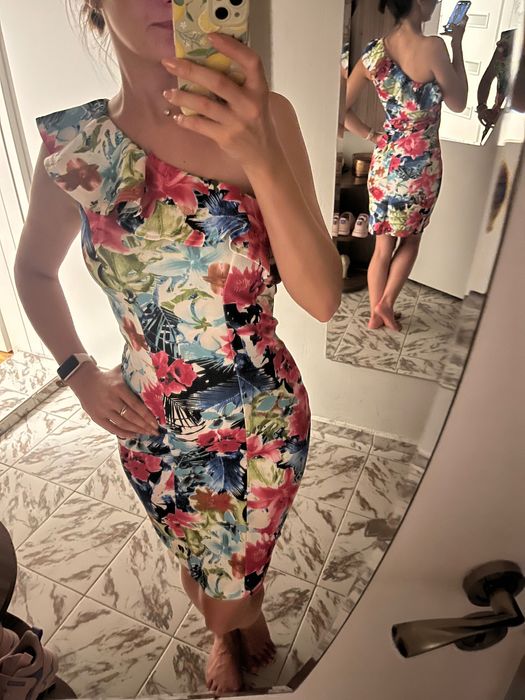 Асиметрична рокля с цветя