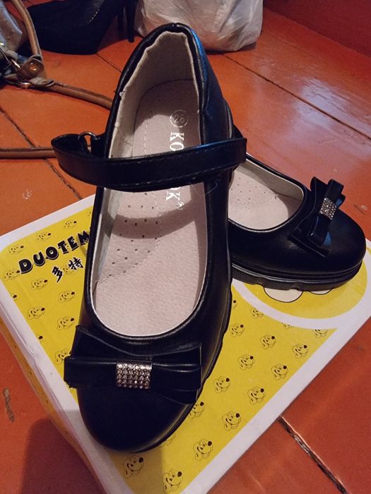 Новые туфли для школьницы