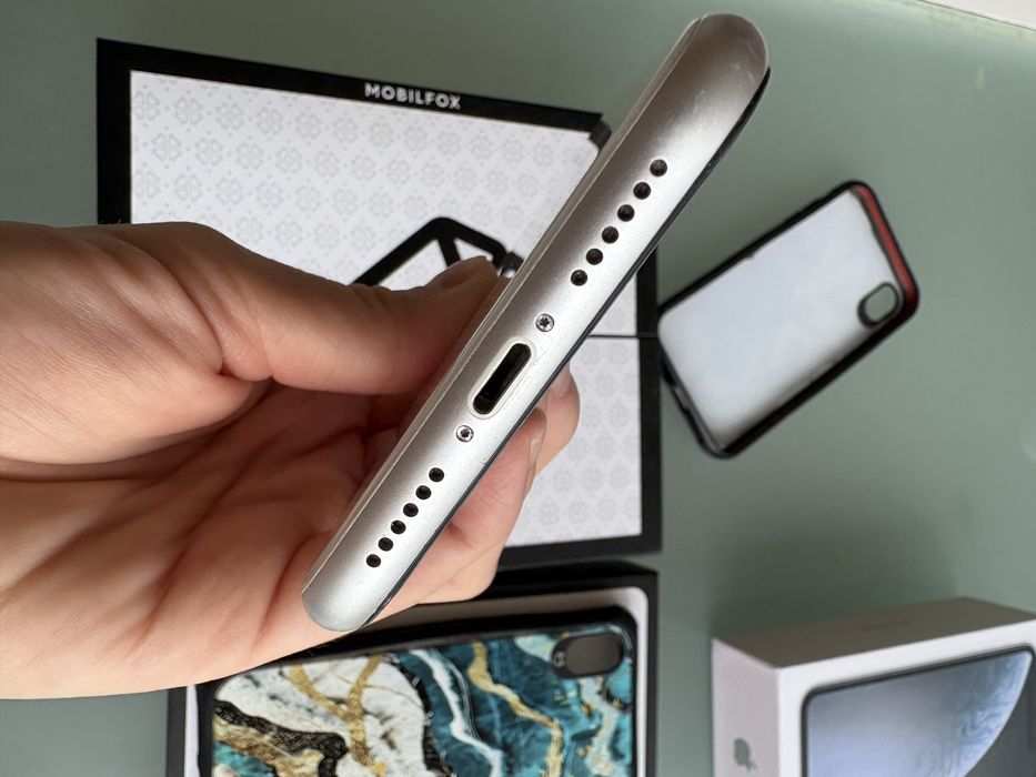 Телефон Iphone XR бял + 3 кейса