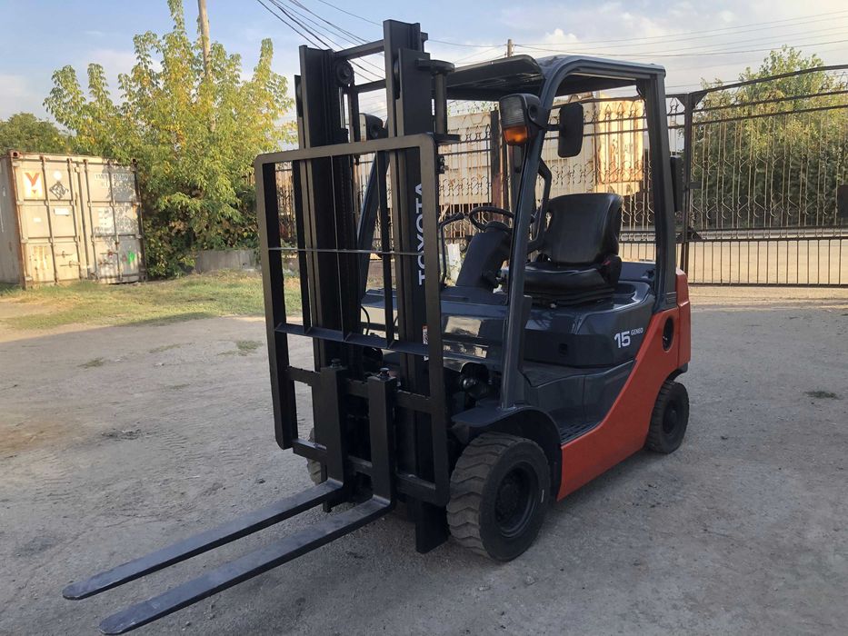 Вилочный погрузчик (кара)