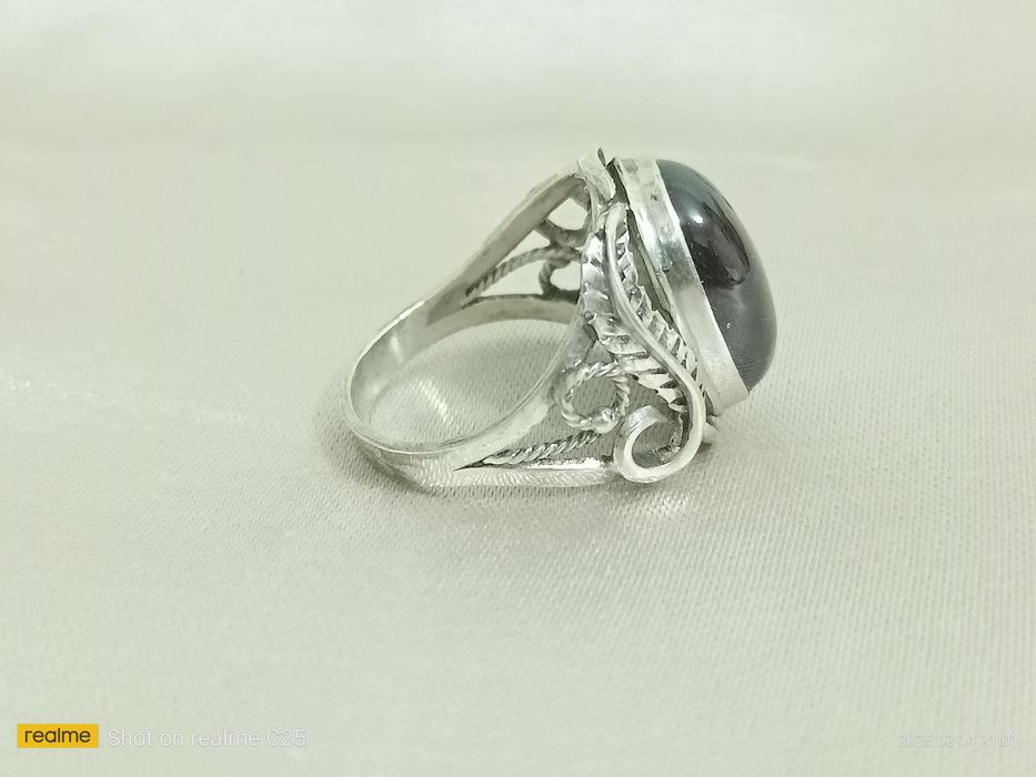 Серебряное кольцо с гранатом.