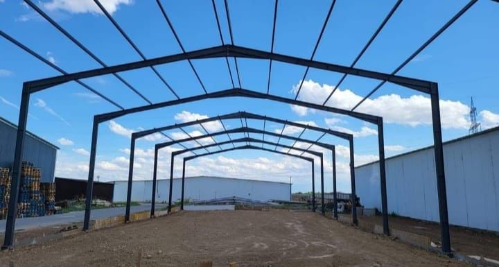 Vând hală metalică de pe stoc 8 m lățime cu 25 lungime cu tot cu montaj la super preț fac și alte mărimi