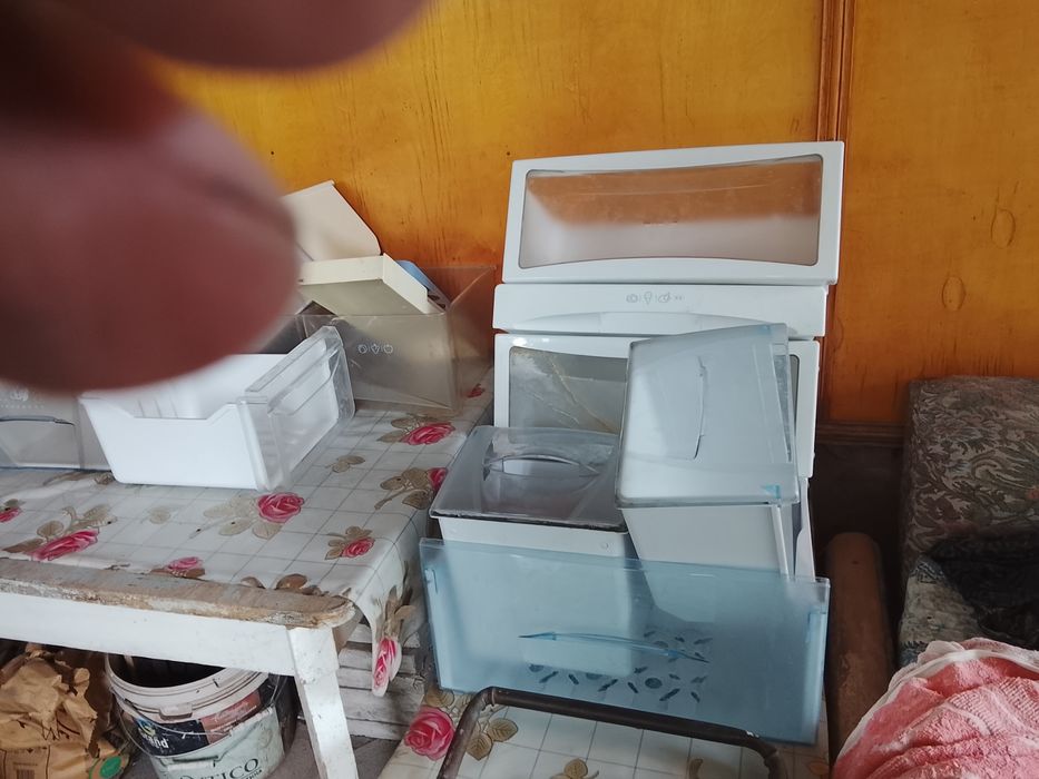 Ящик и полки от холодиника