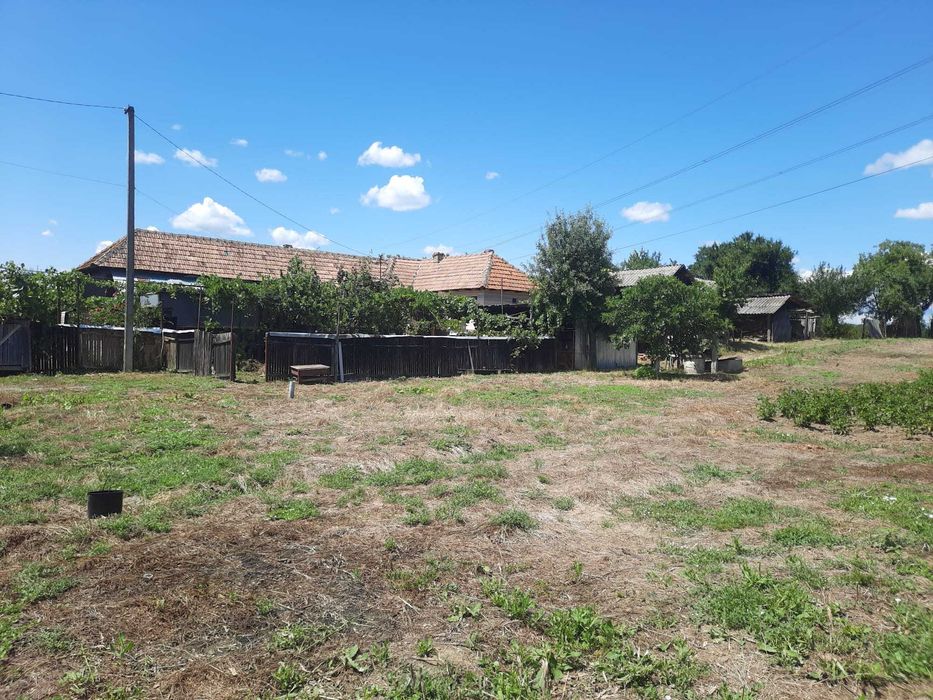 Casa cu teren de 5100 mp in orasul Babeni strada Romani