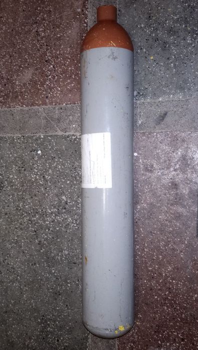 Продавам 1 брой МЕТАЛНА БУТИЛКА - 4L - 200 BAR - АТМОСФЕРИ работно налягане