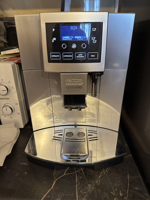 Vand expresoare de cafea delonghi  .