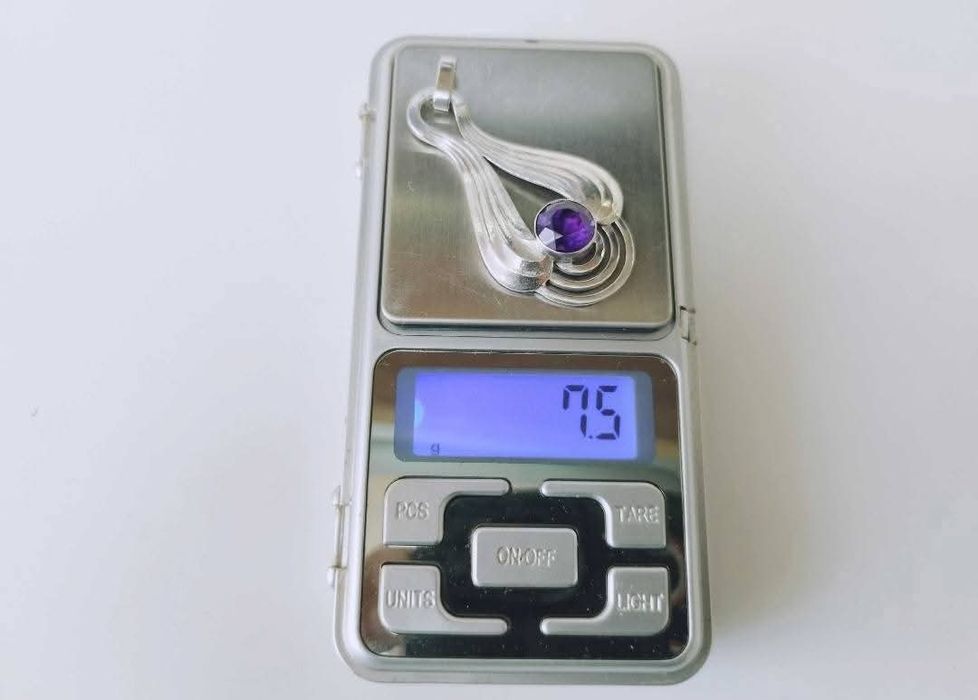 Vechi pandantiv din argint de 800, Depose cu piatra ametist
Proveni