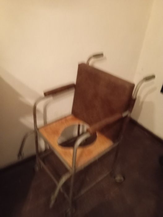 Инвалиден стол за баня и количка