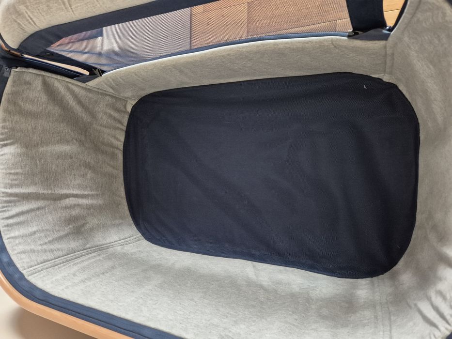 Maxi Cosi next to me легло