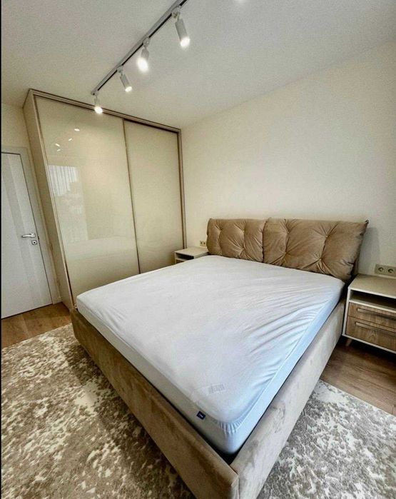 Тристаен апартамент в района на Събота пазара – 450€.