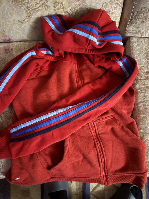 Adidas essentials ленти през качулка