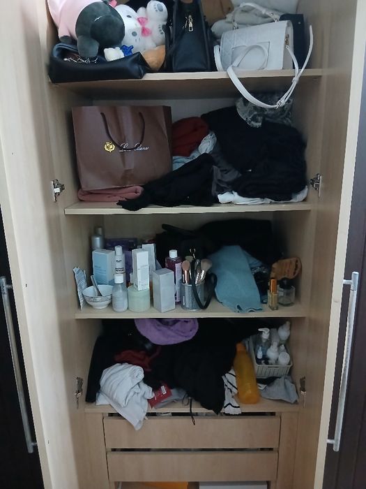 Продаётся шкаф срочно .15.000