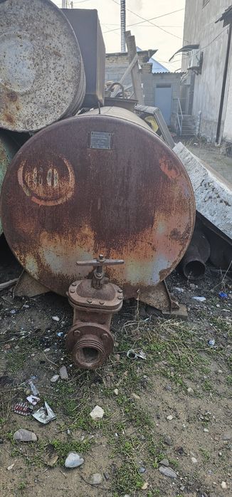 Продаётся цистерна объёмом 2 м³ (2000 литров).