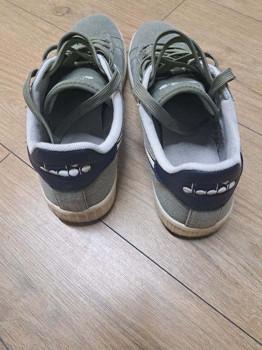 Vând adidași (teniși)Diadora