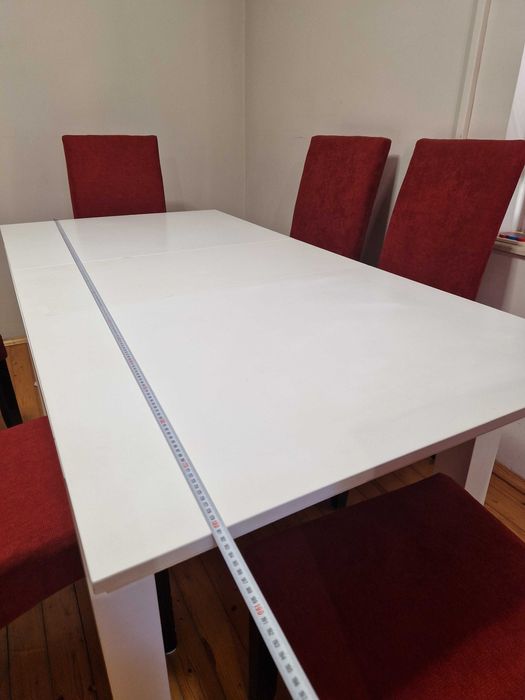 Трапезна маса със столове