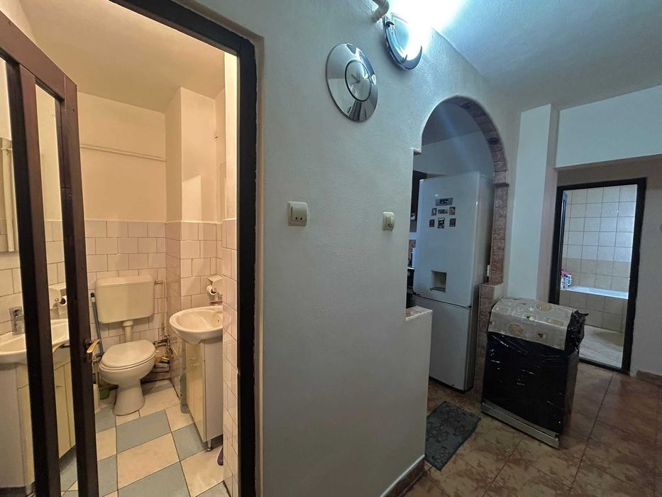 Apartament 3 camere - spațios, luminos, balcon mare.