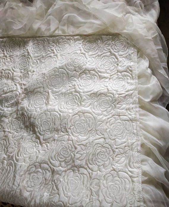 Продаю красивое нежное покрывало 150-2 м ( + оборка 35 см ) Новое