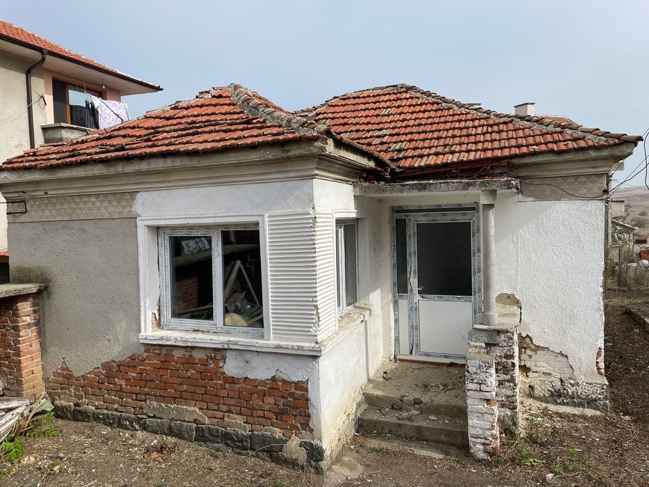 Къща с дворно място в Карнобат ТОП ЦЕНА