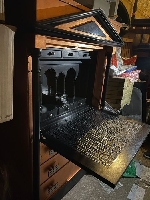 Красив античен шкаф с дърворезби