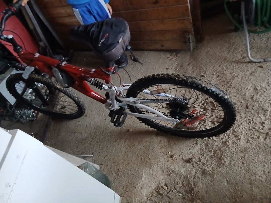 Vând bicicleta cu bec baterie si încărcător