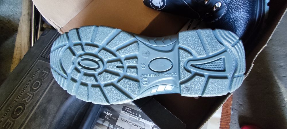 Продам ботинки для рабочих размер 41