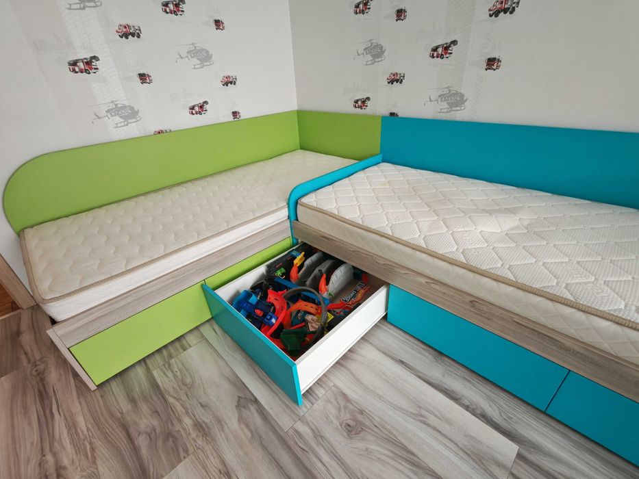 Две ъглови легла с чекмеджета от МДФ, с еднолицев матрак