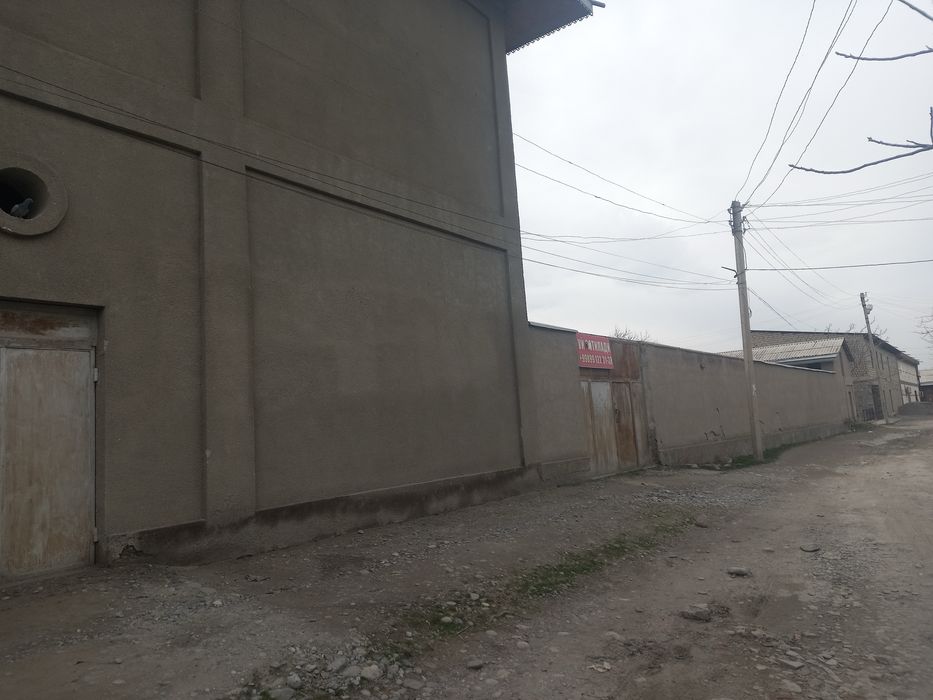 Уй сотилади (700 кв.м)