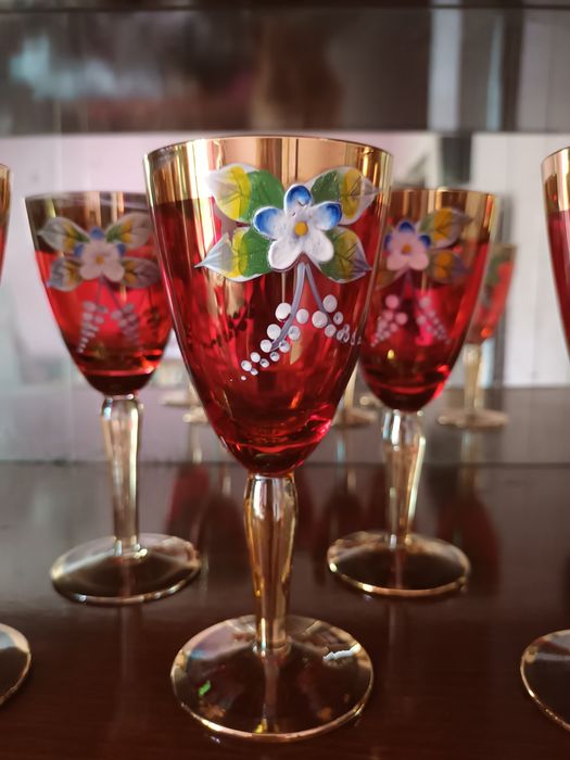 Pahare și decantor rubin pictat