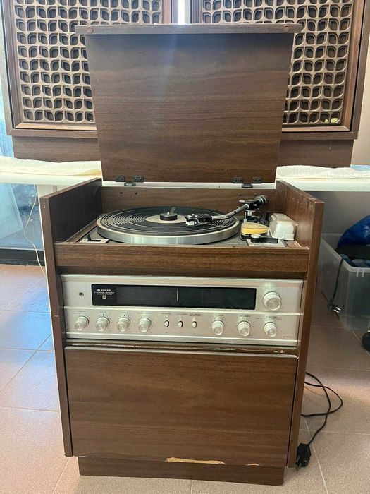 Висококачествена винтидж аудио система с грамофон Sanyo