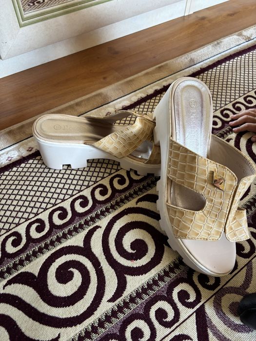 Аяк киім сатылады