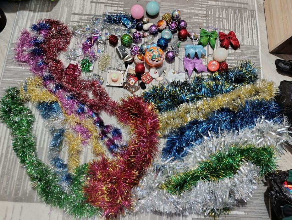 Ёлочные игрушки и новогодние украшения. За всё 30 тыс.