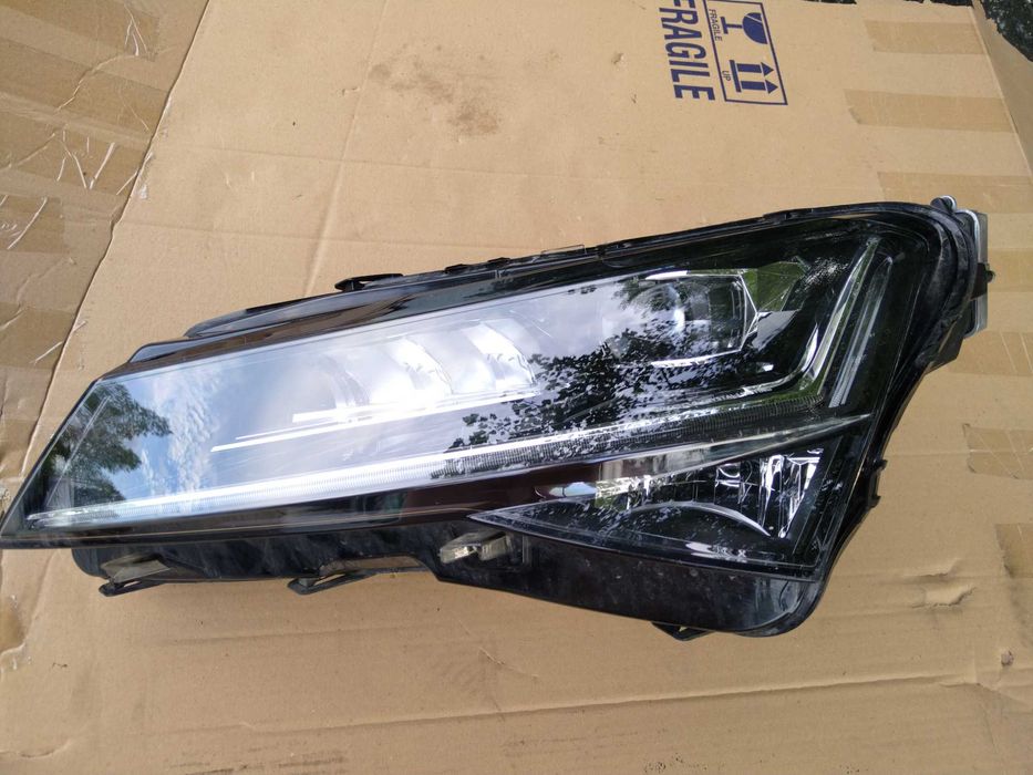 Ляв фар за Skoda Superb III 3V 2023 година.
