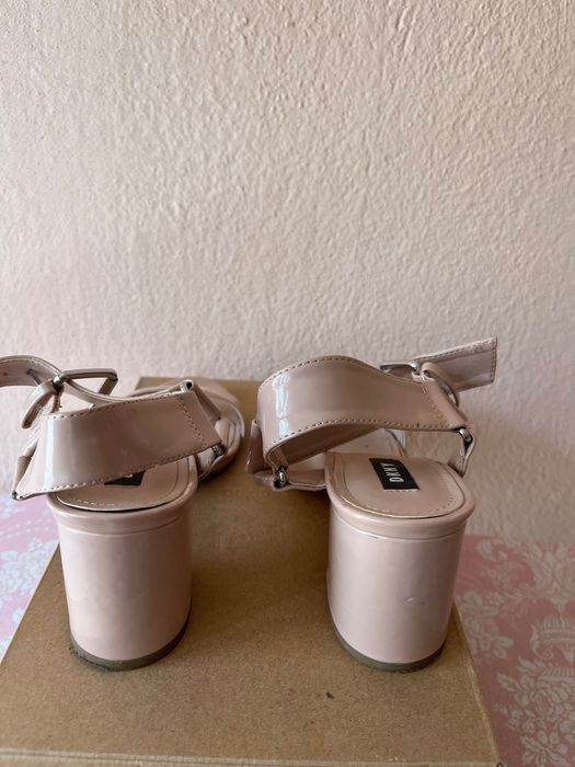 DKNY маркови сандали