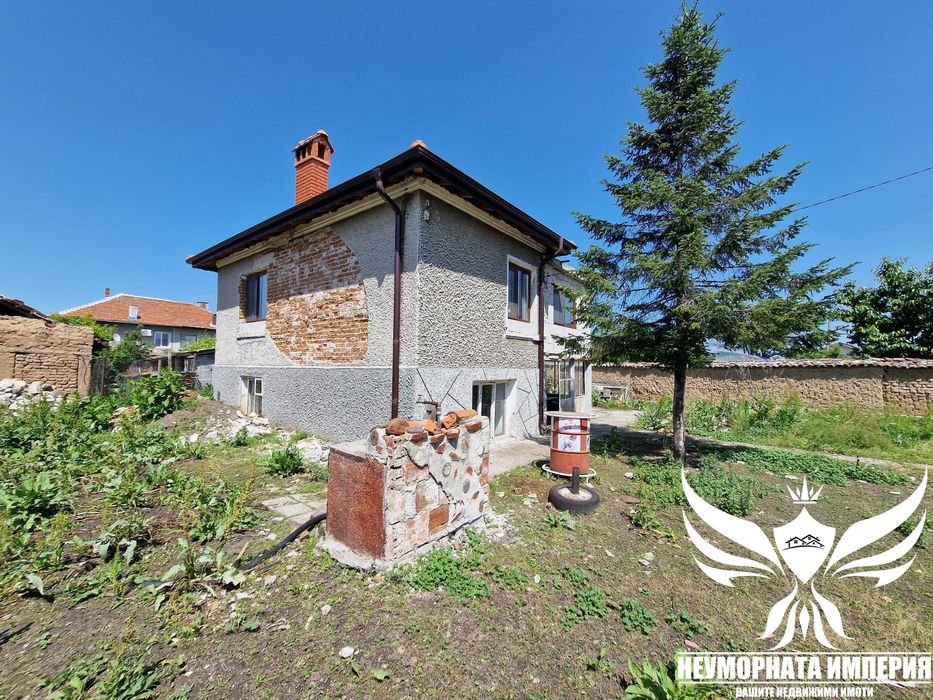 Двуетажна къща 160РЗП с голям двор 1250кв. двор в село Избеглии