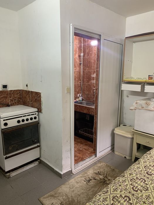 Помещение в сутеренеа под наем с баня и тоалетна