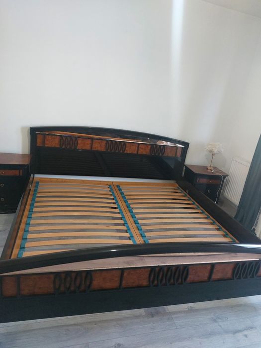Pat matrimonial lemn masiv lacuit 200x200