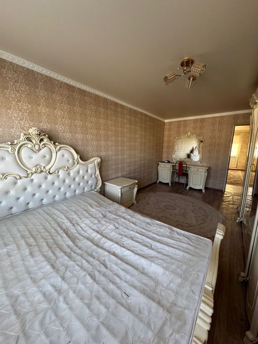 Кровать с двумя тумбами и комод