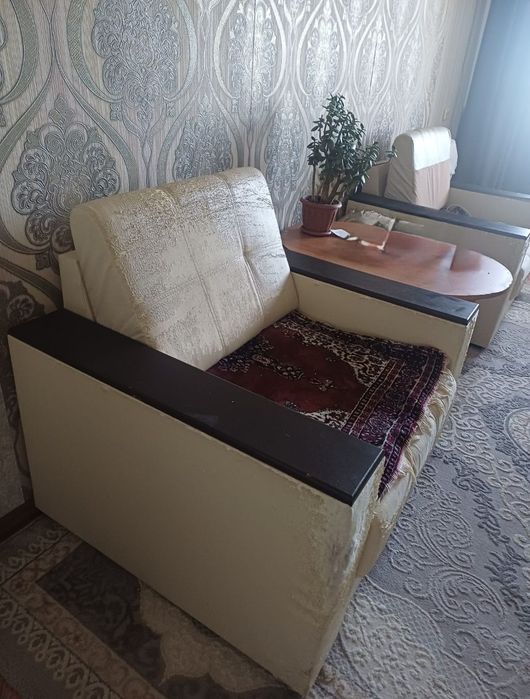 Стол компютерный, два кресла.