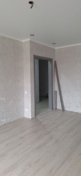 Обои. Ламинат. Плинтуса