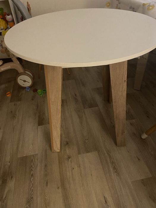 Круглый обеденный стол