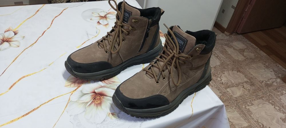 Продам новые - Кросовки размер - 42 . Недорого