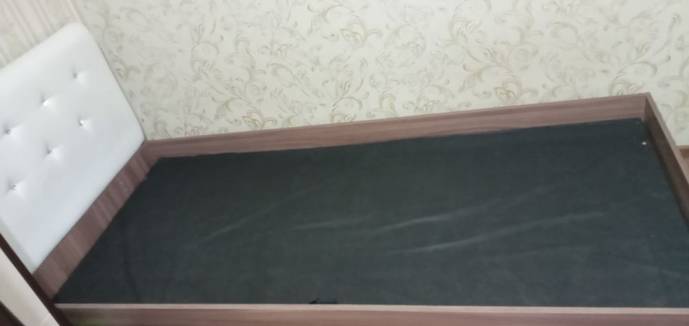 Мебель. Кровать с матрасом и комод.