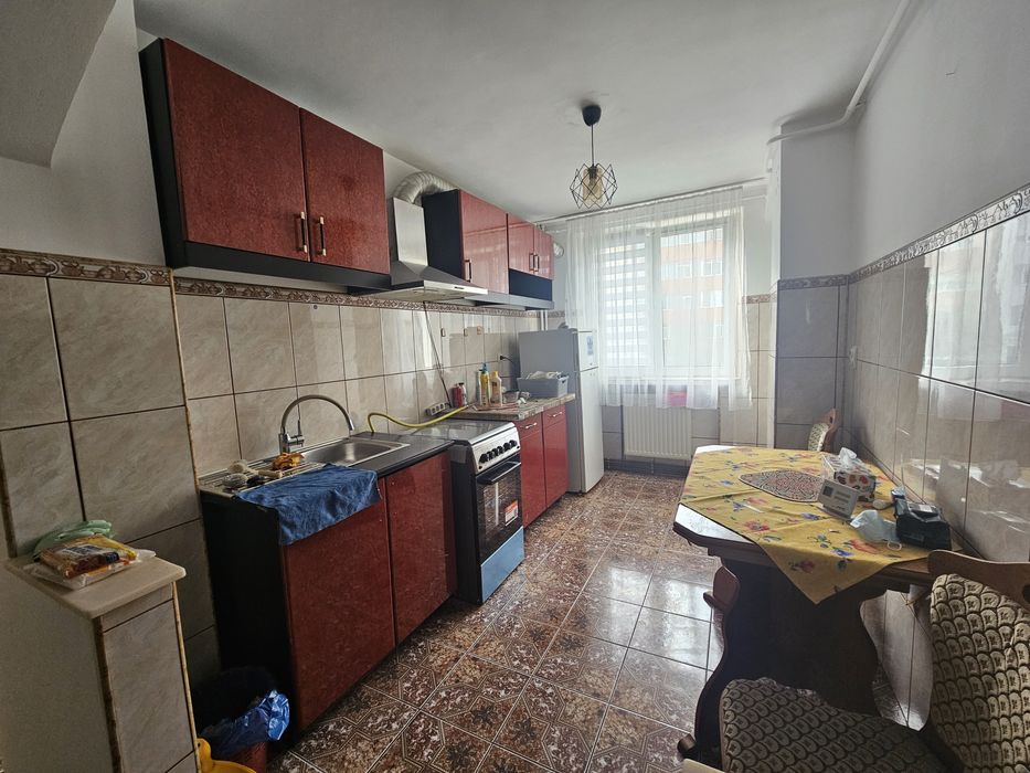 Închiriez apartament 3 camere