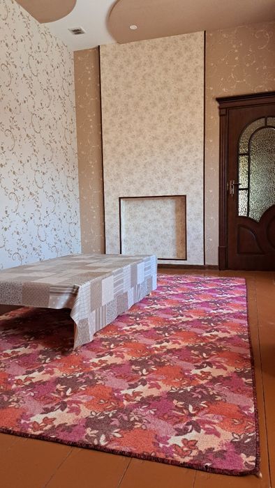 O'g'il Bola studentlarga Tarix fakulteti yaqinida