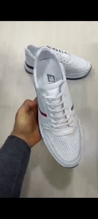 Продам мужские кроссовки