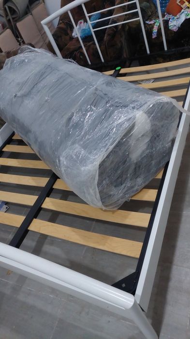 Pat metalic alb aproape nou dimensiune 200x140