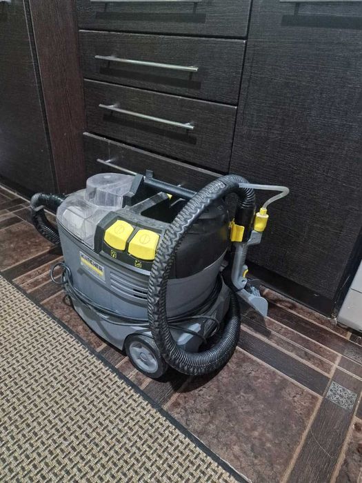 Пылесос моющий . karcher 8/1 puzzi