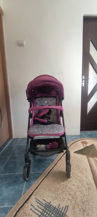 Carucior pentru copii.  Pliabil, tip troler.