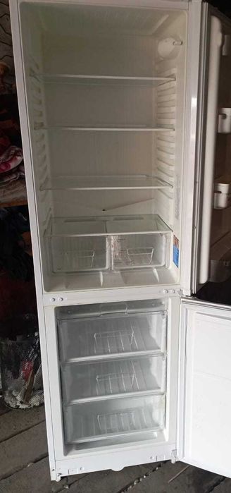 продается холодильник Indesit